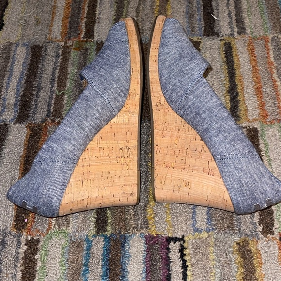 Tom's Size 11 Cork Wedge Chambray Sandal Peep Toe 3 3/4" Heel, 1/2” platform. - Picture 4 of 5